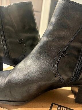 Bass-Valora Black Leather Ankle Boots US 9M